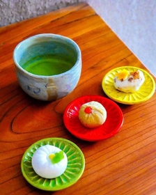 「稲右衛門窯」の陶器で味わえるお抹茶やオリジナルの和菓子＝稲右衛門窯提供