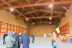 新設の木造倉庫を見学する参加者ら＝丹波篠山市北