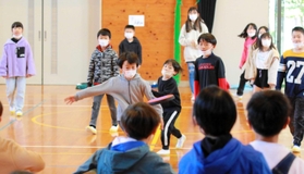「鴨庄お別れ会」を楽しむ児童たち＝丹波市市島町上牧