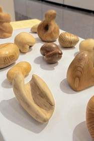 柏原高校の生徒が１９８０年代後半に作った木彫。展示は生徒に返却し損ねた元教諭の荒木孝典さんが作者に返却する機会を設けようと企画した＝丹波市氷上町西中、植野記念美術館