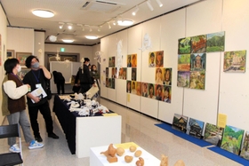 作品が作者に返却され、虫食い状態になった「『Ｘ＋Ｙ＋２』展」の会場＝丹波市氷上町西中、植野記念美術館