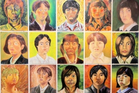 １９９０年代後半、当時の柏原高校の生徒が授業で描いた自画像。髪形に時代を感じる＝丹波市氷上町西中、植野記念美術館