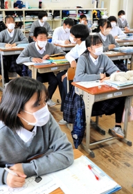 この教室で学ぶ日もあと数日。一日一日をかみしめながら過ごす＝山南中学校