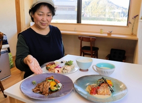ランチの洋膳はメインが肉か魚。前菜とスープ、ごはん、デザートがつく＝フレンチ食堂パザパ