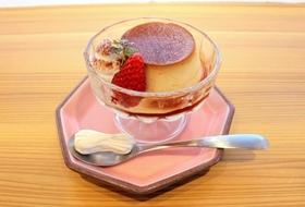 デザートは人気の「レトロプリン」。少し固めなのがまさに昭和レトロ＝フレンチ食堂パザパ