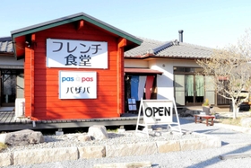 お店の外観。赤いログハウスと大きな看板が目印＝フレンチ食堂パザパ