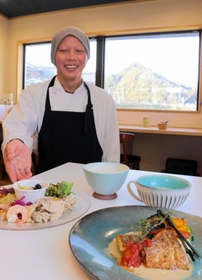 ランチの洋膳はメインが肉か魚。前菜とスープ、ごはん、デザートがつく＝フレンチ食堂パザパ