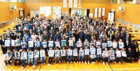 最後の記念写真に納まる鴨庄小の児童や卒業生ら＝丹波市市島町上牧