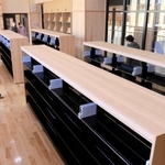 廊下側がガラス張りの図書室。室内は木材がふんだんに使われ温かな雰囲気＝丹波市山南町谷川