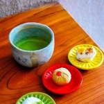 「稲右衛門窯」の陶器で味わえるお抹茶やオリジナルの和菓子＝稲右衛門窯提供