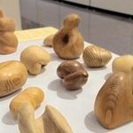 柏原高校の生徒が１９８０年代後半に作った木彫。展示は生徒に返却し損ねた元教諭の荒木孝典さんが作者に返却する機会を設けようと企画した＝丹波市氷上町西中、植野記念美術館