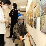 かつて柏原高校の生徒たちが描いた絵を、本人や家族に返す荒木孝典さん＝植野記念美術館