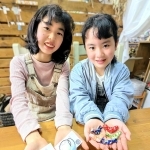 「くもべマルシェ」のキッズフリマで手作りのヘアゴムや箸置きを販売する川田彩夢さん（左）と山田茉穂さん＝里山工房くもべ