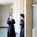廊下で友達と談笑。生徒たちの日常は春から大きな変化を迎える＝和田中学校