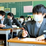 真剣な表情で授業に耳を傾ける生徒たち。統合後は新たな級友と机を並べる＝和田中学校