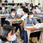 この教室で学ぶ日もあと数日。一日一日をかみしめながら過ごす＝山南中学校