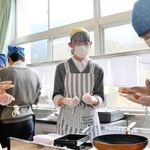 調理実習でハンバーグ作りに挑戦。楽しげな生徒たちの声は廊下まで届いていた＝山南中学校