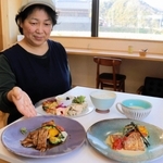 ランチの洋膳はメインが肉か魚。前菜とスープ、ごはん、デザートがつく＝フレンチ食堂パザパ