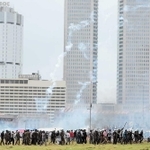 暴力的な対立に発展した抗議デモ＝２０２２年５月９日、コロンボ（ウィーラシンハさん提供）