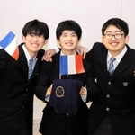 フランスを訪問した（左から）粟野謙心さん、西嶋一惺さん、西田光澄さん＝篠山東雲高校