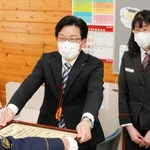 特殊詐欺被害を防ぎ、署長感謝状を受ける中竹田郵便局の近藤利彦局長（中央）ら＝丹波市市島町中竹田