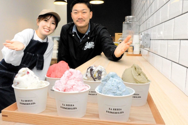 彩り豊かなジェラート。オーナーの吉森悠さん（右）、美姫さん夫妻＝丹波市春日町野村