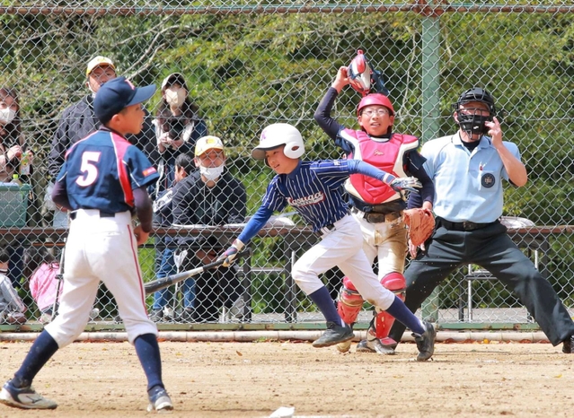 熱戦を繰り広げる青垣レンジャーズと春日ＷＥＳＴの選手たち＝春日総合運動公園