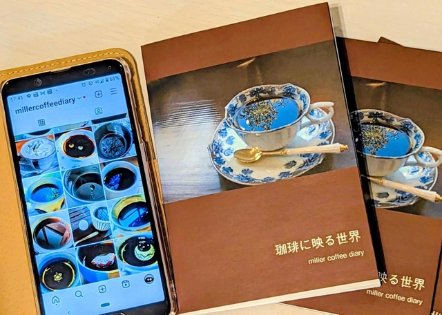 コーヒーに映る像を撮影したおじまめぐみさんのインスタグラムと作成したフォトブック＝丹波篠山市河原町