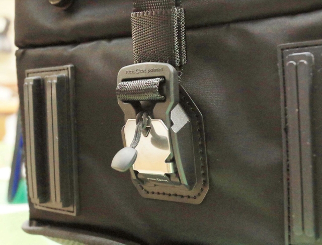 「かぶせ」に使うドイツ製のホック。磁力でくっつき、ひもを引っ張って開ける