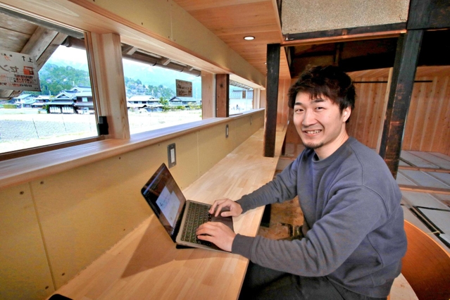 古民家を改装したコワーキングスペースなどを開業する清水健矢さん＝丹波市青垣町大名草