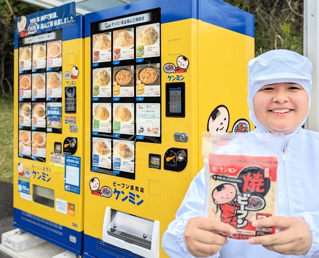 ２台目（右側）が設置された冷凍ビーフン自販機＝丹波篠山市泉