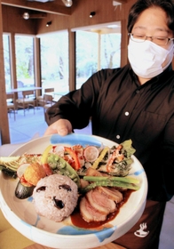 「タノシック・リゾート西紀荘」にオープンした「カフェ・アンド・バー　草山の森」のランチ＝丹波篠山市遠方