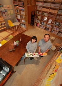 ライブラリーカフェと移動本屋を手がける足立真美さん、光洋さん夫妻＝丹波市氷上町絹山