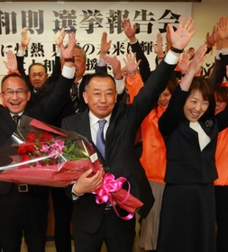 支援者と初当選を喜ぶ大上和則氏（中央）＝丹波篠山市二階町（撮影・秋山亮太）
