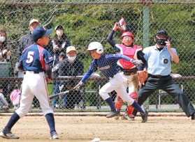 熱戦を繰り広げる青垣レンジャーズと春日ＷＥＳＴの選手たち＝春日総合運動公園