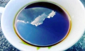 青空と雲が映った作品