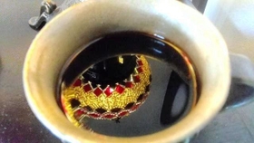 ランプが映り込んだコーヒーを撮影したおじまさんの作品