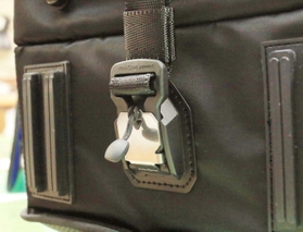 「かぶせ」に使うドイツ製のホック。磁力でくっつき、ひもを引っ張って開ける