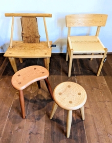 崇史さんが手がけたチェアやスツール＝ツバメヒュッテ