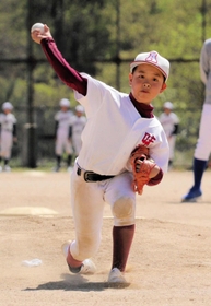 気迫の投球で無失点完投した味間少年野球団の森奏斗投手＝今田グラウンド