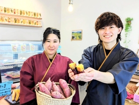 農家がつくる焼き芋店「恋々芋」の店長（右）ら＝丹波篠山市二階町