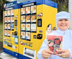 ２台目（右側）が設置された冷凍ビーフン自販機＝丹波篠山市泉