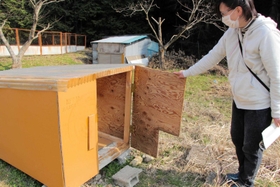 地域猫のため屋外に置かれた猫用の小屋＝丹波市柏原町上小倉