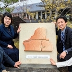 完成した陶製モニュメントと姉妹都市提携委員会のメンバー＝丹波篠山市北新町