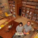 ライブラリーカフェと移動本屋を手がける足立真美さん、光洋さん夫妻＝丹波市氷上町絹山
