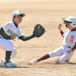 白熱したプレーを見せる味間少年野球団、篠山東野球少年団の選手たち＝丹波篠山総合スポーツセンター