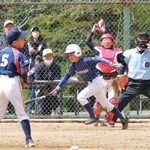 熱戦を繰り広げる青垣レンジャーズと春日ＷＥＳＴの選手たち＝春日総合運動公園
