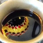 ランプが映り込んだコーヒーを撮影したおじまさんの作品