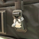 「かぶせ」に使うドイツ製のホック。磁力でくっつき、ひもを引っ張って開ける