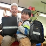 孫の中江咲真君（右）のため片手で開閉しやすいランドセルを作った細川晋さん＝丹波市柏原町柏原、マルスバッグ